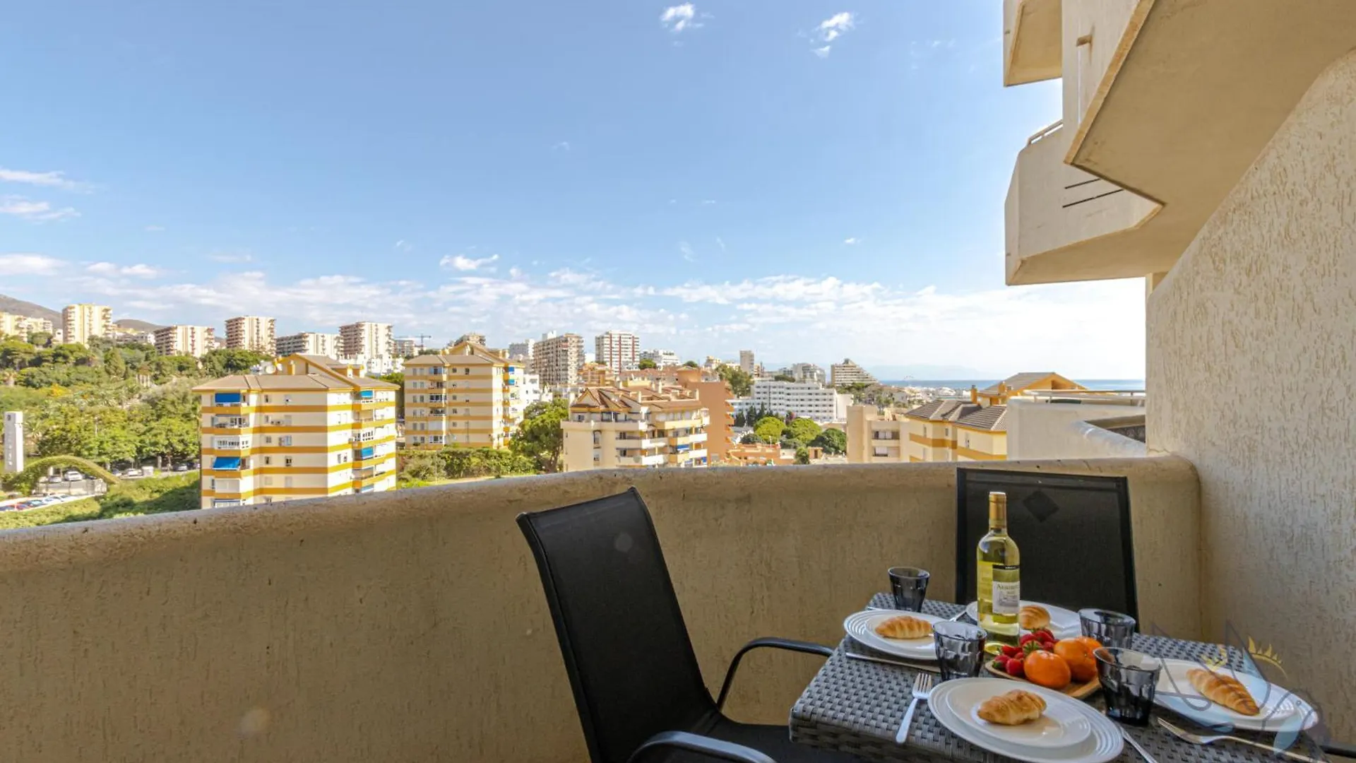 Apartamento Benal beach suite, estudio con parque acuático y vistas al mar. Benalmádena